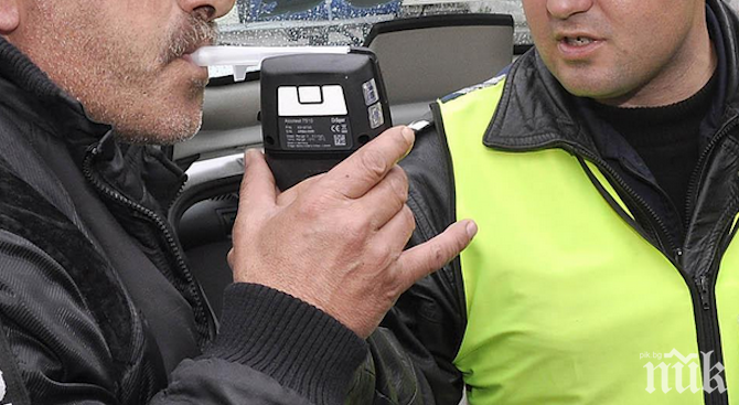 Шофьор се напи като казак, не видя кръговото кръстовище и стана белята