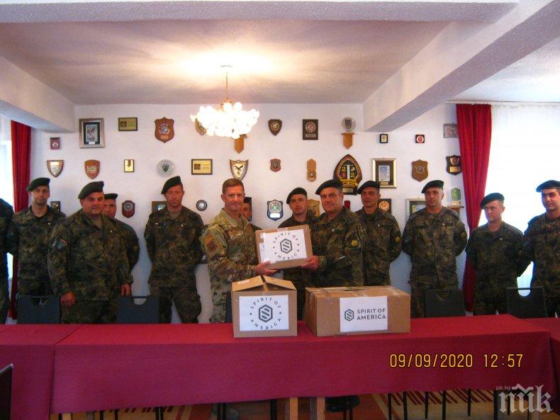Американският аташе по отбрана с дарение за алпийския полк от Сухопътните ни войски