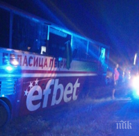 Автобус на футболен отбор пропадна в канавка на магистрала 