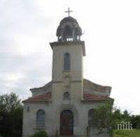 150-годишната църква в село Маломир се руши