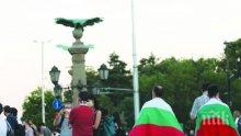 Грозно - святото българско знаме виси като дрипа върху гърбовете на протестиращите!