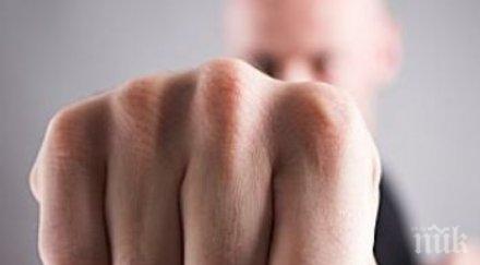 брутален тип изби два зъба годишно момче