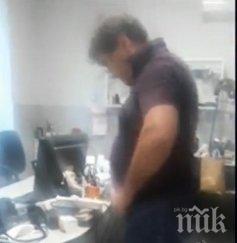 парамедик представя лекар прави манипулации докато карантина covid