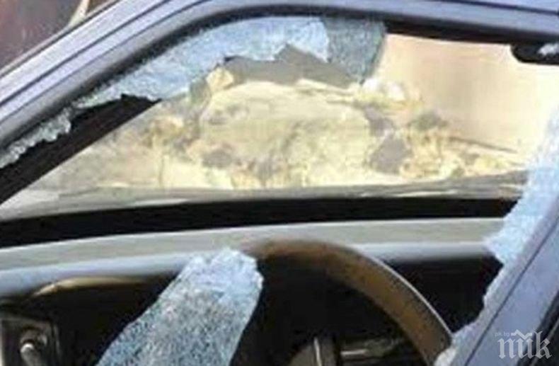 Малолетни вандали вършеят из столицата и трошат коли наред