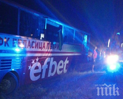 Автобус на футболен отбор пропадна в канавка на магистрала Тракия - шофьорът почина
