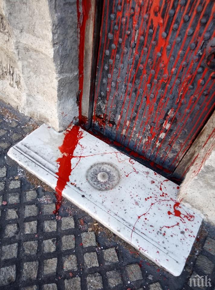 Сдружение Зограф: Чиновниците на Боил Банов са длъжни да глобят Отровното трио за поругаването на културното ни наследство