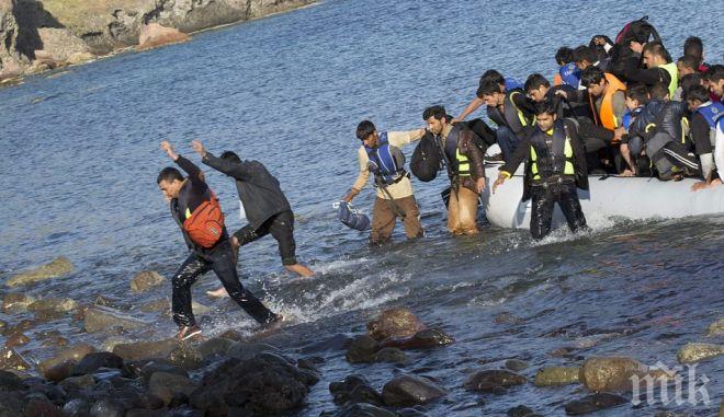 Хиляди мигранти прекараха четвърта нощ на открито на остров Лесбос