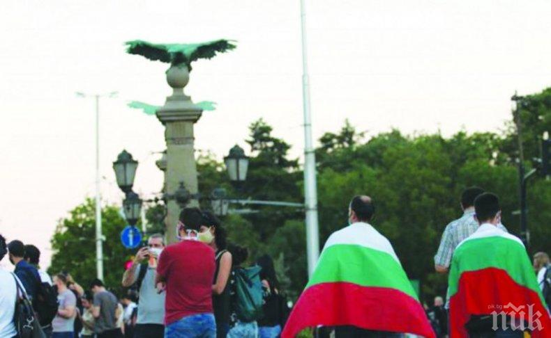 Грозно - святото българско знаме виси като дрипа върху гърбовете на протестиращите!