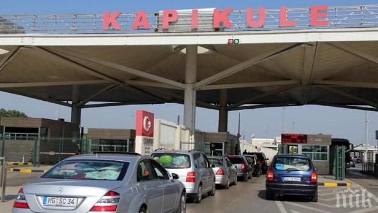 Километрична опашка задръсти границата с Турция