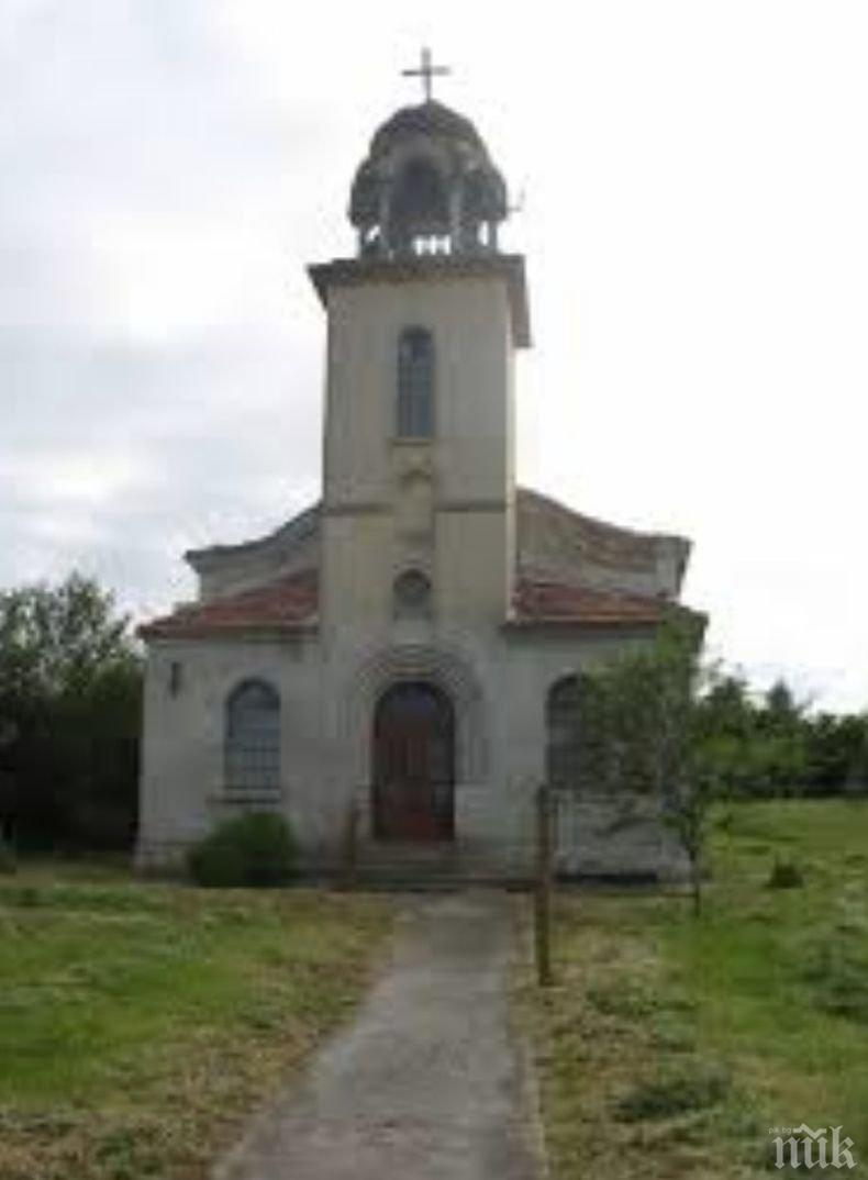 150-годишната църква в село Маломир се руши