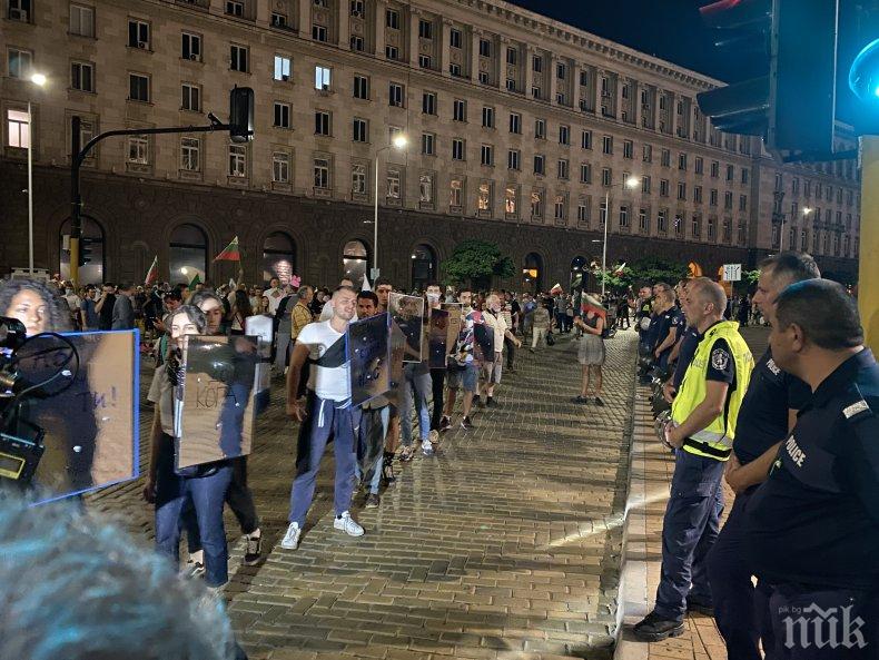 Безславен край на метежа: Организираните протестъри на БСП и ДеБъ се разотидоха под команда с автобусите