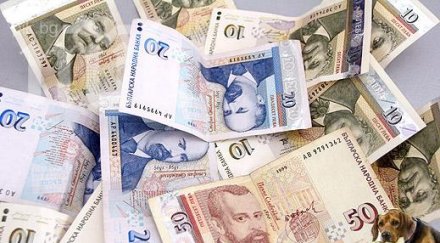 двама пенсионери продали нелегално 300 апартамента