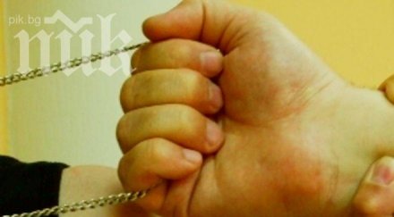 хванаха бандит дръпнал ланец възрастна жена