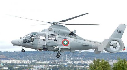 непобедимите летят български военен хеликоптер