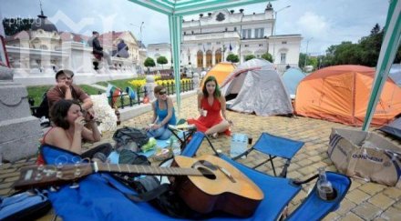 кавга парламента протестиращи опитаха бутнат палатка била комунист