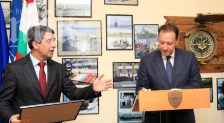 президентът военният министър отиват учение шабла