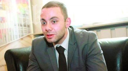 парламентът станал скъпият затвор смята активист герб