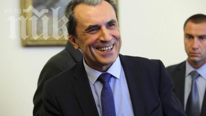 Орешарски се прибира от морето, отчита се с официална среща утре