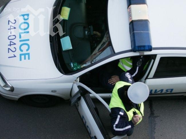 Плашат с две бомби полицейското управление в Стражица