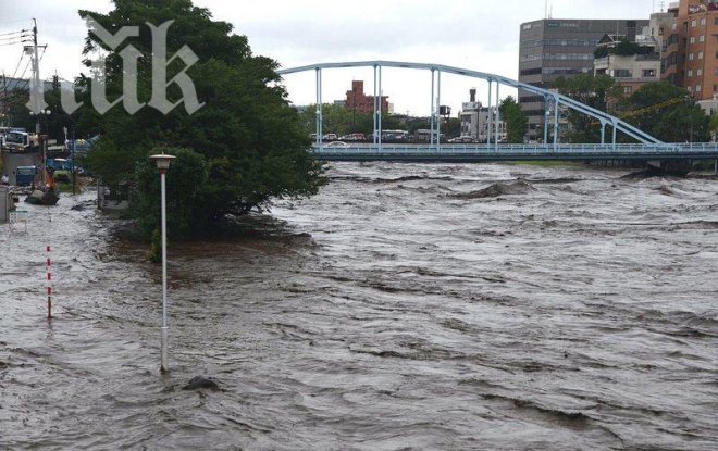 Евакуират спешно близо 40 000 японци заради наводнения