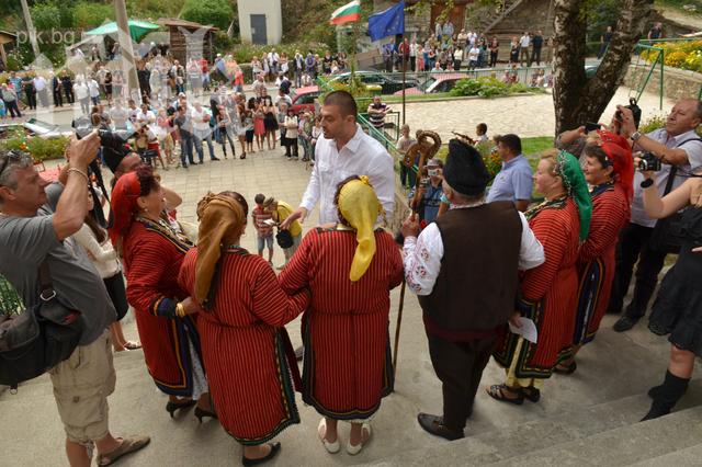 Евробабите пеят: Какво е сутрин хубаво, хубаво, Бареков да се появи по Тв7