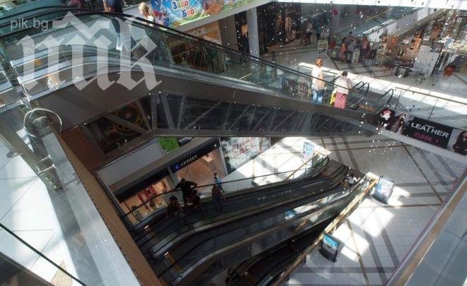 Лекарите не будят детето, паднало от ескалатора във Варна – имало риск