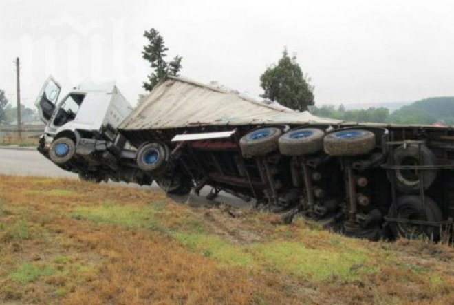 На Хемус ТИР с жито спука гума, влезе в насрещното и се преобърна
