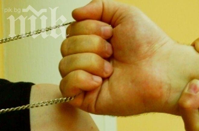 Хванаха бандит, дръпнал ланец от възрастна жена