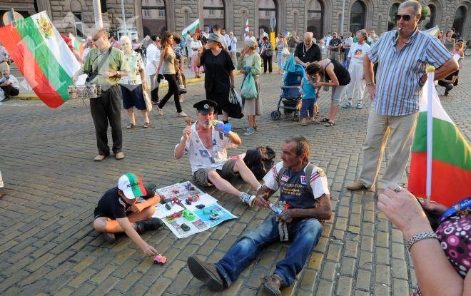 Започна 73-ят ДАНСwithme, демонстранти искат избори и Бойко Борисов