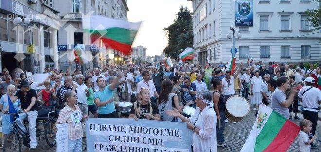 Протестиращите принудиха полицията да ги пусне към храма „Св. Ал. Невски“