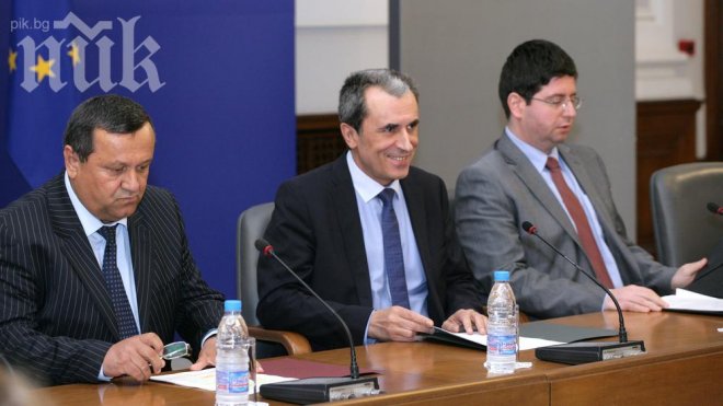 Орешарски, Чобанов и Бобева преподаватели в УНСС