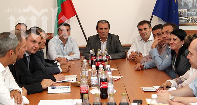 Кметове поискаха от премиера още пари за ремонти на пътища и училища