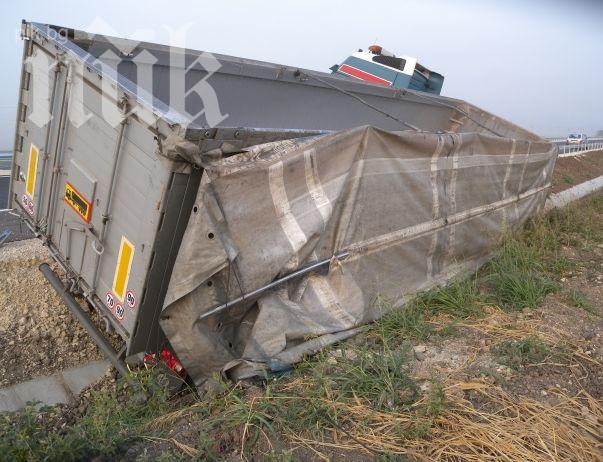 ТИР се заби в мантинела на магистрала Хемус (Снимки)