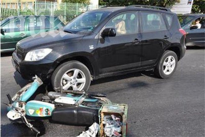 Шофьорка на джип блъсна дядо на мотопед