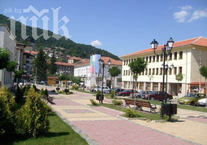 ГЕРБ и БСП се регистрираха за изборна битка в Трън