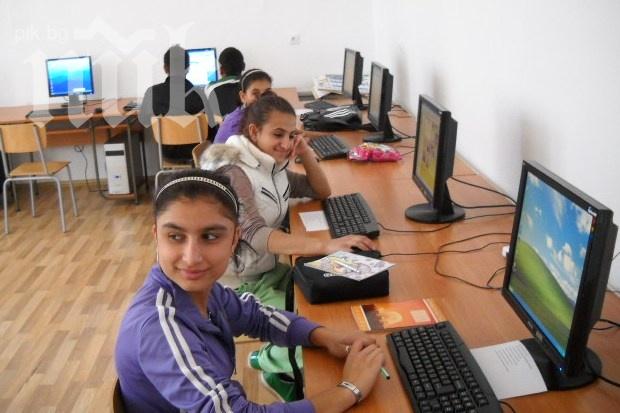 Ромски моми си търсят ергени по фейсбук