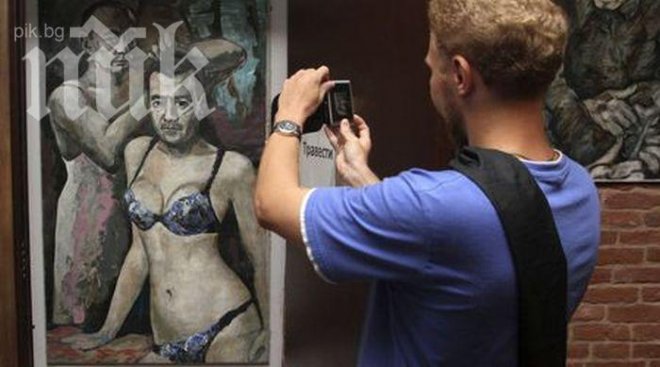 Конфискуваха картина на Путин и Медведев по бельо