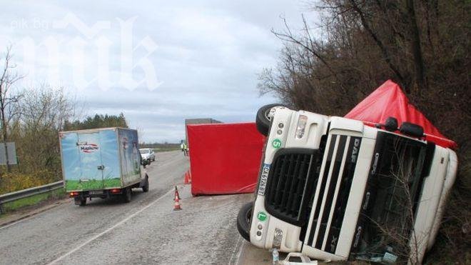 Лада се вряза в ТИР и помете такси