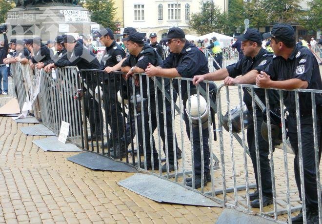 Охраняващите протеста полицаи не се прибирали вкъщи два месеца