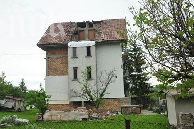 Родопчани в епицентъра на труса са в паника по улиците