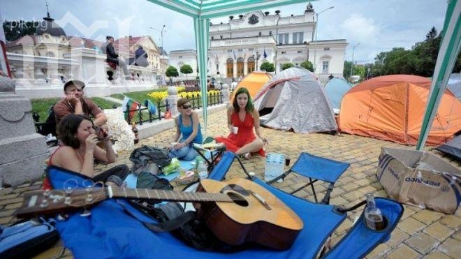 Кавга пред парламента - протестиращи опитаха да бутнат палатка, била на комунист