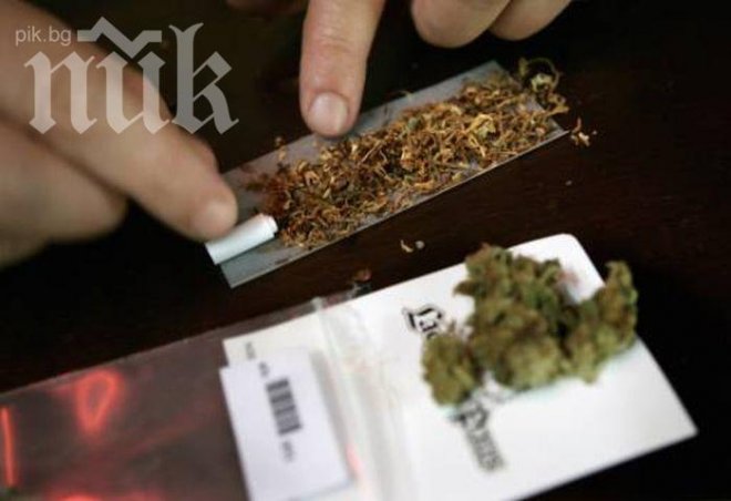 Хванаха двама с марихуана