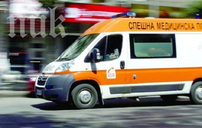 Кола полетя от пътя и се приземи във водите на р. Бистрица