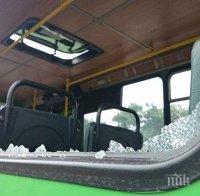 Брутална агресия: Джигити изпотрошиха автобус след скандал на пътя