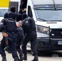 Арестуваха наркопласьори и апаши при специализирана акция в Свищов