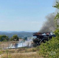 Пожар гори до военен полигон в Казанлък, огънят пълзи към вили