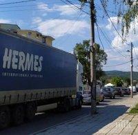 Тир се блъсна в скала в Искърското дефиле, пътят е блокиран от 4 часа