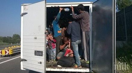 десетки мигранти сред деца открити хладилен камион австрия