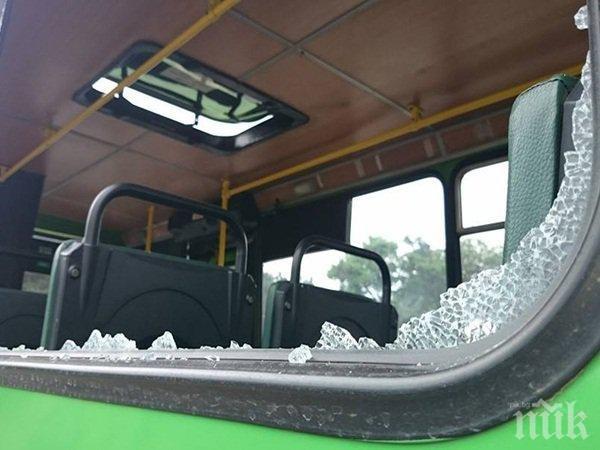 Брутална агресия: Джигити изпотрошиха автобус след скандал на пътя