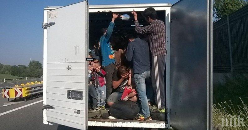 ПОРЕДЕН ТРАНШ: Близо 30 нелегални мигранти са заловени до софийското село Мирково